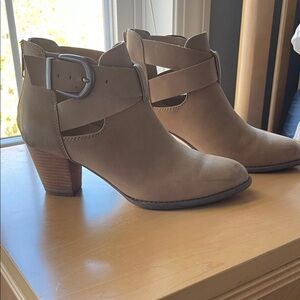 Vionic Rory Tan Ankle Boots for Women Size 9.5M